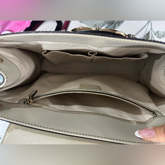 Authentic Gucci Emily Flap Chain Purse. - Picture 7 of 8